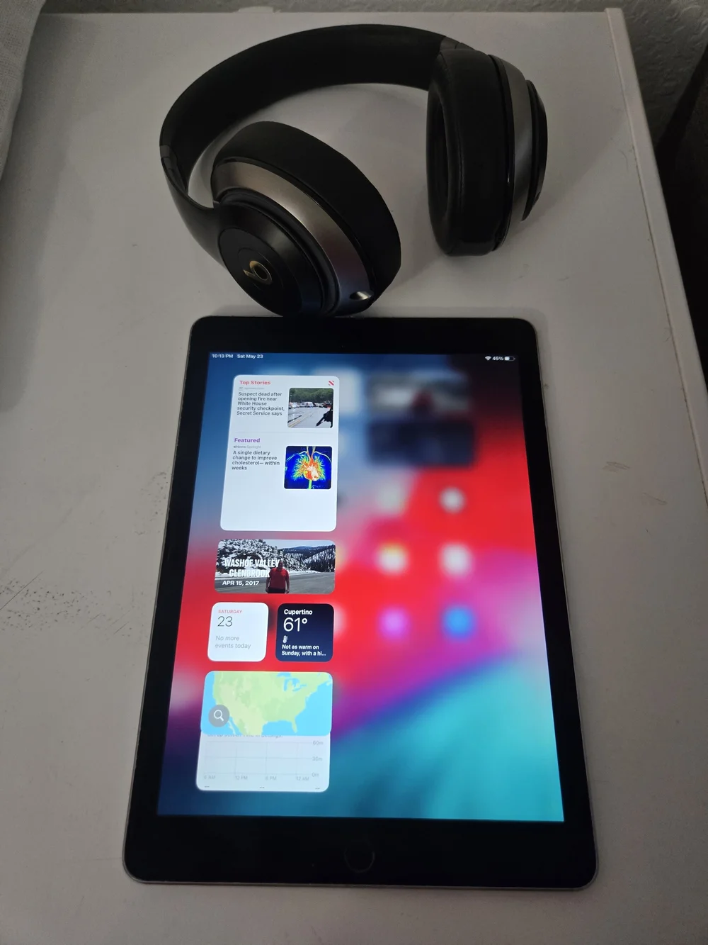 Apple iPad Air 2 64GB Unlucked Wifi & Bests By Dre Studio 2 Wirless Back